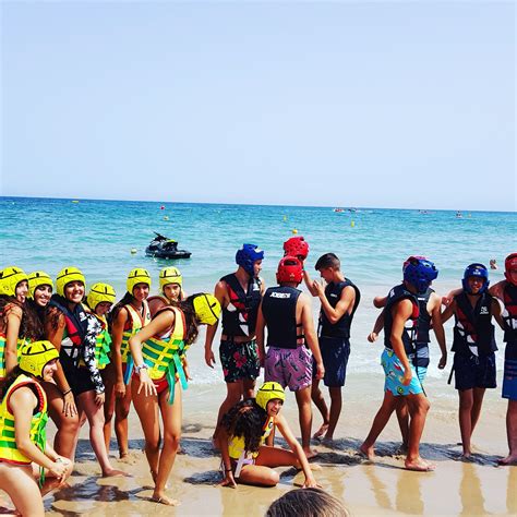 Actividades acuáticas para disfrutar con niños en la playa