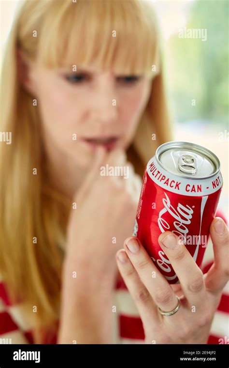 Mujer bebiendo Coca Cola de una lata Fotografía de stock Alamy