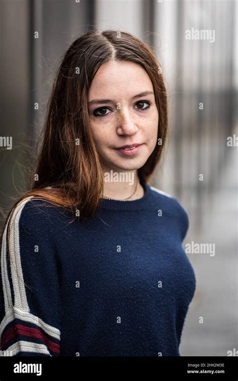 Portrait De Mode Dune Jeune Fille à Poil Dur Rouge De 18 Ans Debout Contre Un Mur Photo Stock