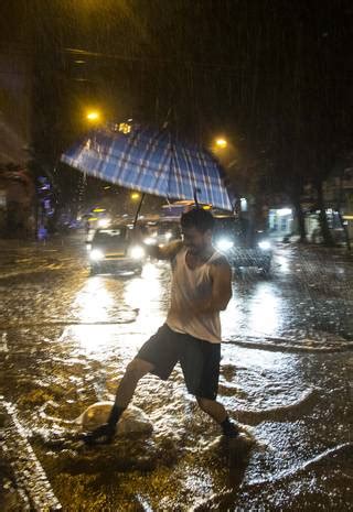 Estágio de crise chove forte no Rio e há ruas alagadas pela cidade