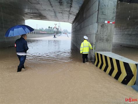 暴雨致绵阳城区多处道路因积水管制 有司机坐车顶避险被救援 凤凰网