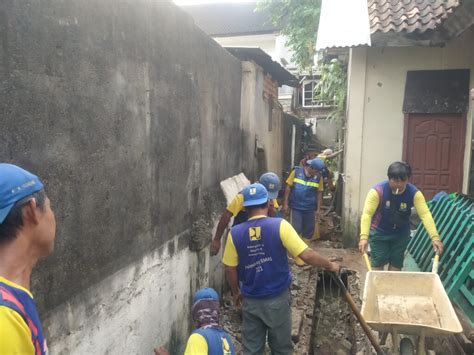 Dinas PUPR Pemkot Palembang Bongkar Bangunan Liar Di Atas Saluran