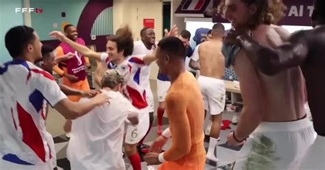 Francia Polonia Calciatori Nudi Dello Spogliatoio Festeggiano Cantando