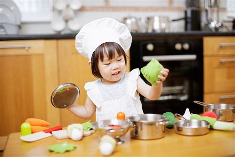 Dijamin Seru Intip 5 Manfaat Mengajak Anak Bermain Masak Masakan