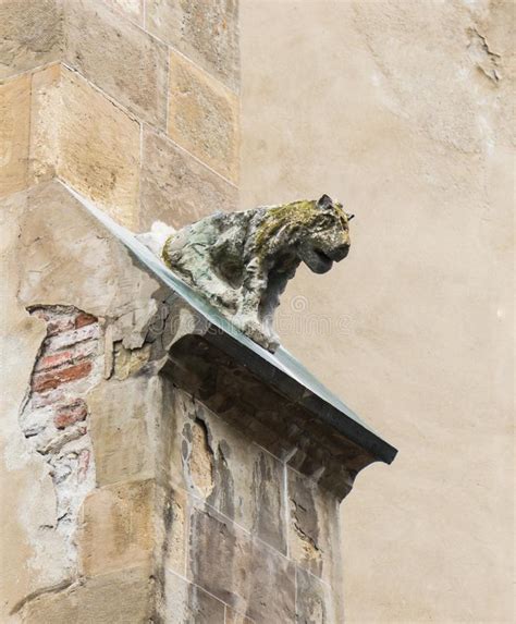 Una Estatua De Un Santo Se Alza En Un Nicho De La Muralla Exterior De