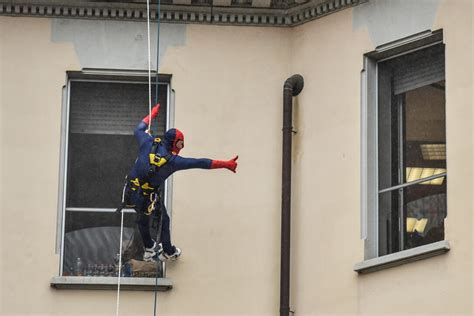 Milano Spiderman Consegnano Uova Di Pasqua A Piccoli Pazienti