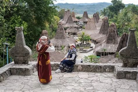 Warisan Megalitik Kampung Adat Prai Ijing Sumba Batu Kubur Hingga