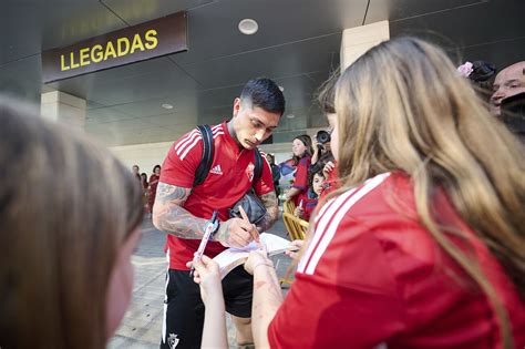 OsasunaChimy ávila firma autógrafos a los aficionados MARCA