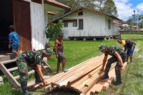 Satgas Yonif Raider Bn Memperbaiki Balai Kb Puskemas Kurima