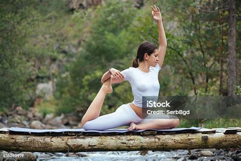 여자 하고 요가 자연 요가 수업에 대한 스톡 사진 및 기타 이미지 요가 수업 중장년 강사 Istock