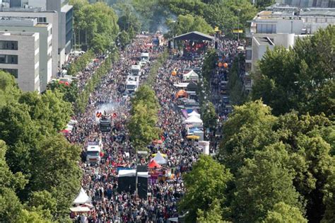 G Milhares de pessoas comemoram Dia do Orgulho Gay em Berlim notícias em Mundo