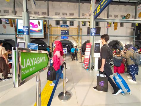 Hari Kedua Lebaran Ribuan Pemudik Berangkat Dari Stasiun Gambir Dan