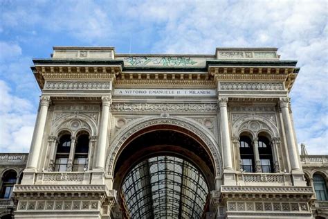 Imbrattata La Galleria Vittorio Emanuele Ii A Milano Il Globo