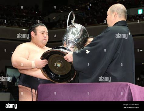 Ozeki Takakeisho L Receives The Emperor S Cup After Winning The New