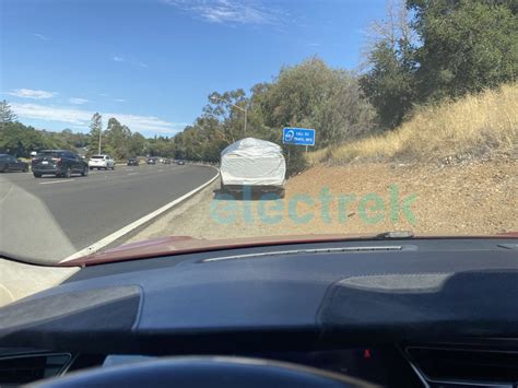 Un Tesla Cybertruck Retrouv En Panne Au Bord De La Route