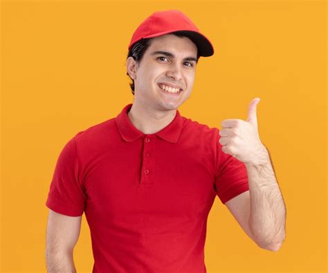 Repartidor Cauc Sico Joven Sonriente En Uniforme Azul Y Gorra Mostrando