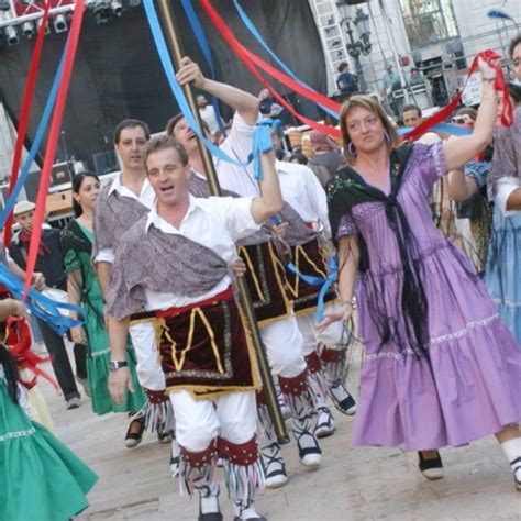 La Fascinante Historia Detrás Del Baile Tradicional Ball De Gitanes