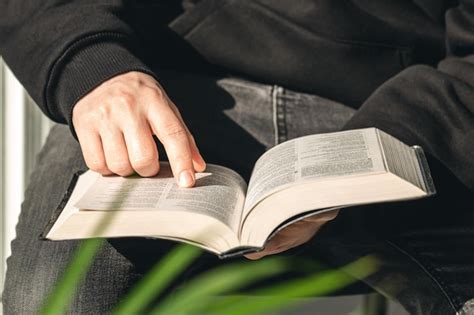 Biblia De Libro Abierto En Primer Plano De Manos Masculinas Foto Premium