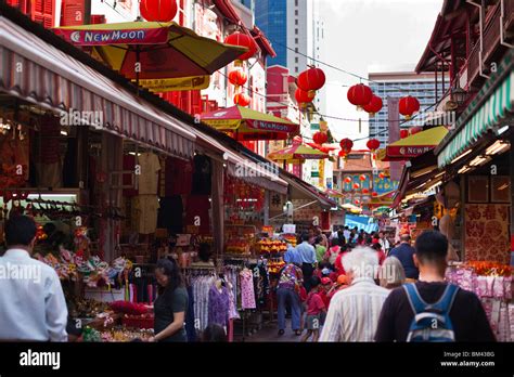 Night market on Trengganu Street, Chinatown, Singapore Stock Photo - Alamy