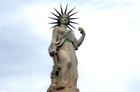 La estatua de la Libertad de Madrid que ya lucía la corona de rayos