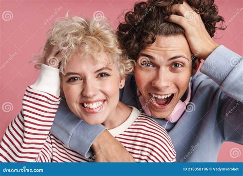 Feliz Joven Pareja De Adolescentes De Pie Aislado Foto De Archivo