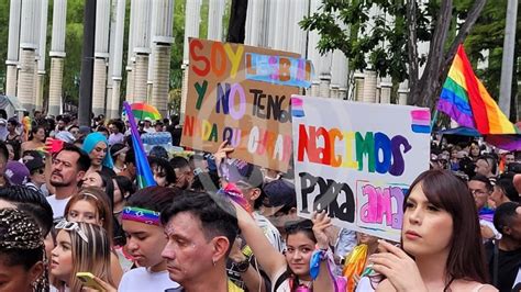 La Marcha Del Orgullo Gay Inundó De Colores Las Calles De Medellín