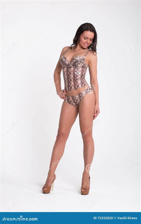 Sexy Vrouw In Een Zwarte Lingerie Op De Witte Achtergrond Stock Foto