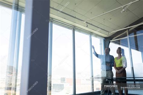 Vista frontal de maduros caucásicos masculinos y caucásicos rubias