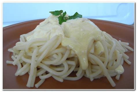 Espaguete Com Molho De Queijo Aqui Na Cozinha