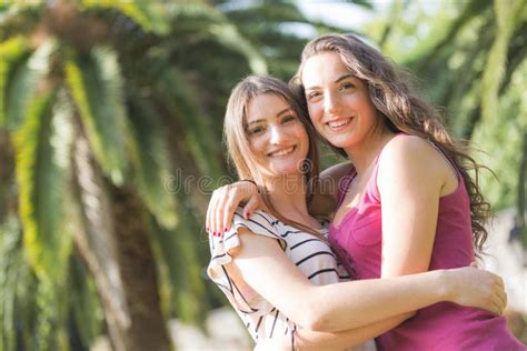 Portrait De Deux Belles Filles Au Parc Photo Stock Image Du Ensemble