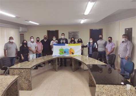 Vereadores recebem bandeira dos 250 anos de Guaratuba Câmara