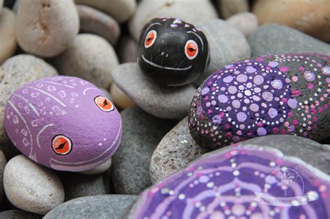 Nueve Pinceladas Piedras Moradas Water Life Dots Art Painted Rocks