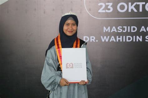 Vika Salah Satu Wisudawati Terbaik Wisuda Akbar 10 Yogyakarta Yang