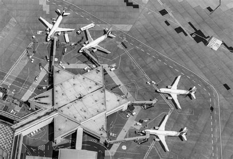 Luftbild Köln Abfertigungs Gebäude und Terminals auf dem Gelände des