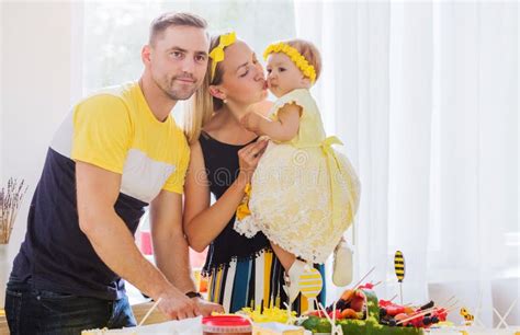 Compleanno Di Una Bambina Mamma E Figlia Fotografia Stock Immagine Di