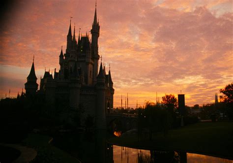 Magic Kingdom Park Cr Dito Referente Ao Trabalho Art Stico