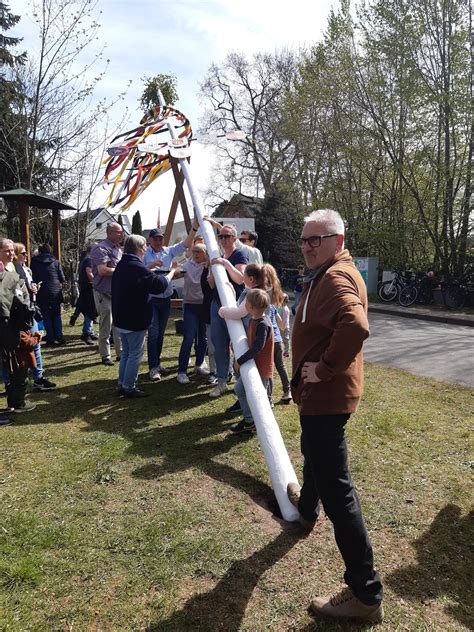 Maibaumaufstellen Im Landkreis Harburg Tanz In Den Mai Weitgehend