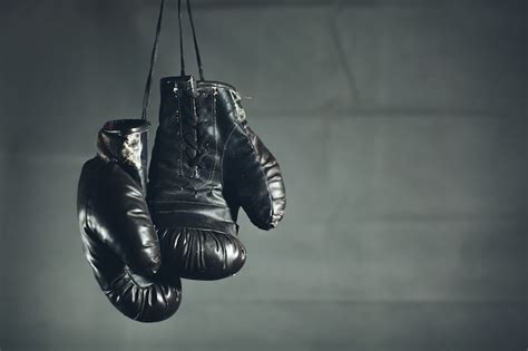 Guantes De Boxeo Sobre Un Fondo Oscuro Foto Premium