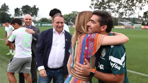 Palmeiras homenageia Abel Ferreira e comissão técnica por três anos no