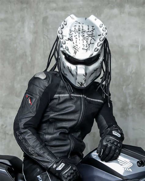 Gloss Silver - Spiked Predator Motorcycle Helmet - DOT Approved – Predator Collective Helmets