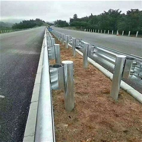 Hot Dipped Galvanized Corrugated Round Post For Highway Guardrail