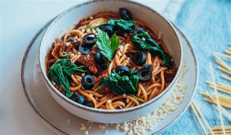 Spaghetti Mit Oliven Und Mandeln