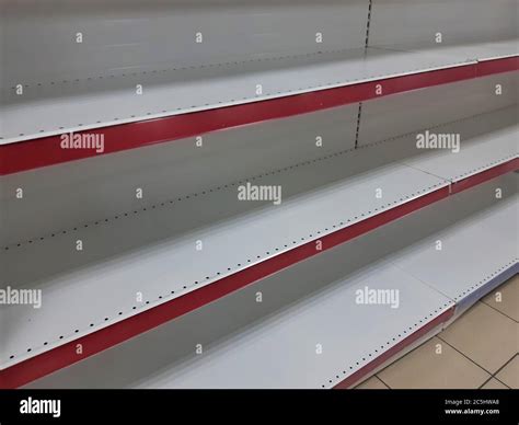 Perspectiva de las estanterías vacías del supermercado Escasez de