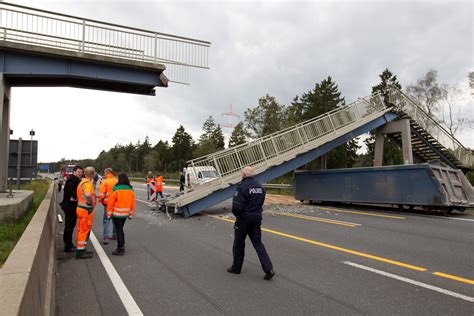 Lkw Unfall Brücke über A2 eingestürzt DER SPIEGEL