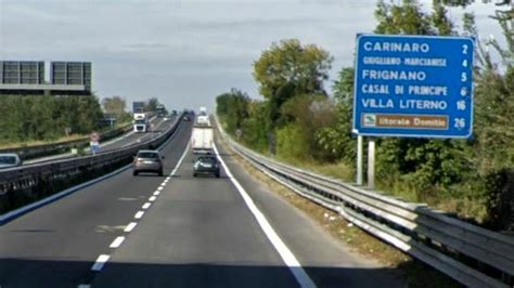 Linspiegabile Chiusura Dellingresso In Autostrada Sullasse Di