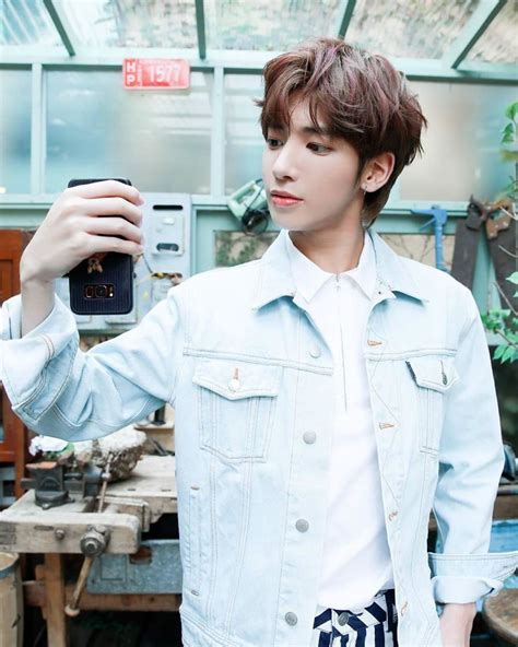 10 Potret Mirror Selfie Taehyun Txt Boyfriend Material Banget