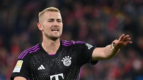 FC Bayern Innenverteidiger Matthijs De Ligt Verletzt Sich Im DFB Pokal