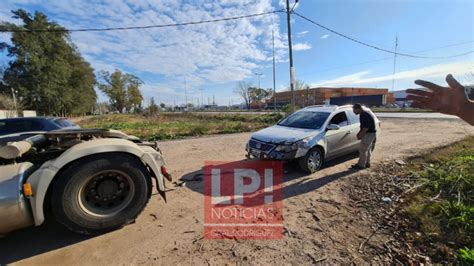 Un Auto Con Tres Ocupantes Cay En Una Zanja A La Vera De La Ruta