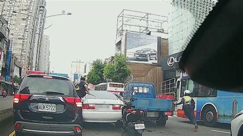 懸掛報廢車牌拒檢還撞警 車陣中包夾破窗逮人 社會 自由時報電子報