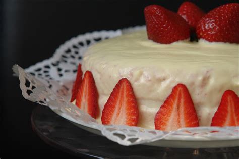 Mimos Da Nina Bolo De Morangos Com Cobertura De Chocolate Branco E Iogurte